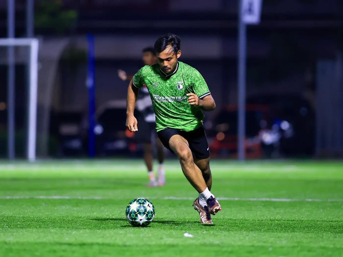 Sprinting with the ball at full force at ArmourX Sports